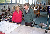 Elsa Lohmann describes the technical drawings to Wolfgang Leonhardt